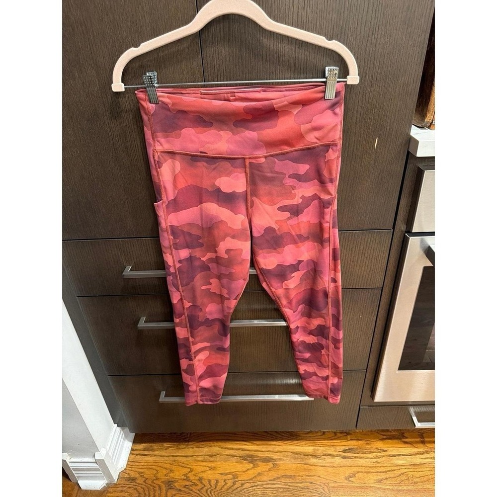 Athleta Ultimate Stash Pocket 7/8 Tights in Mantra Camo (Dark Pink/Red Camo‎ M